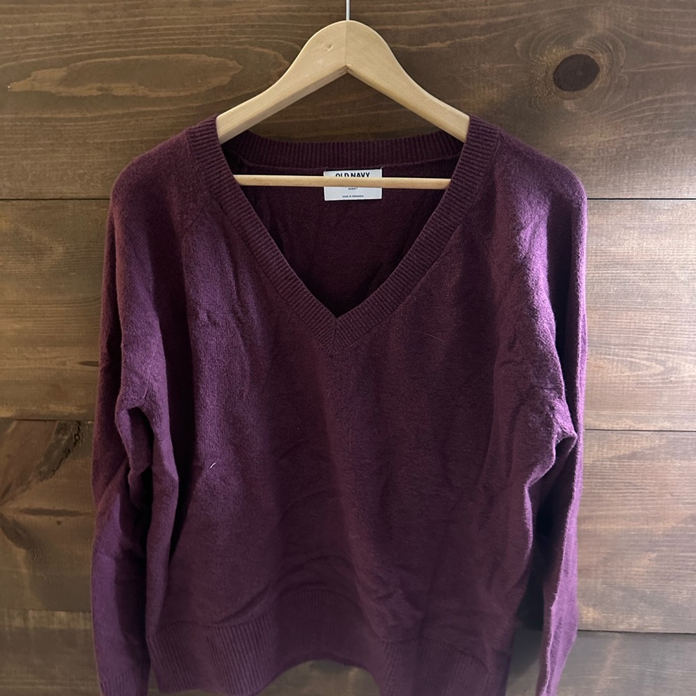 Old Navy V-Neck Sweater in Burgundy/Eggplant
